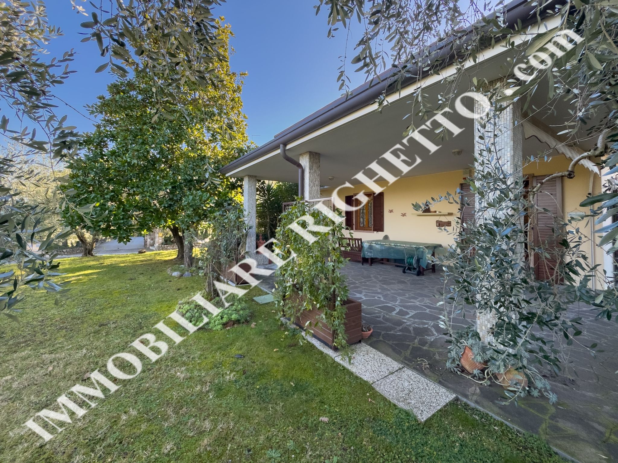 offerta immobile in vendita Ampio appartamento con grande terrazzo coperto.