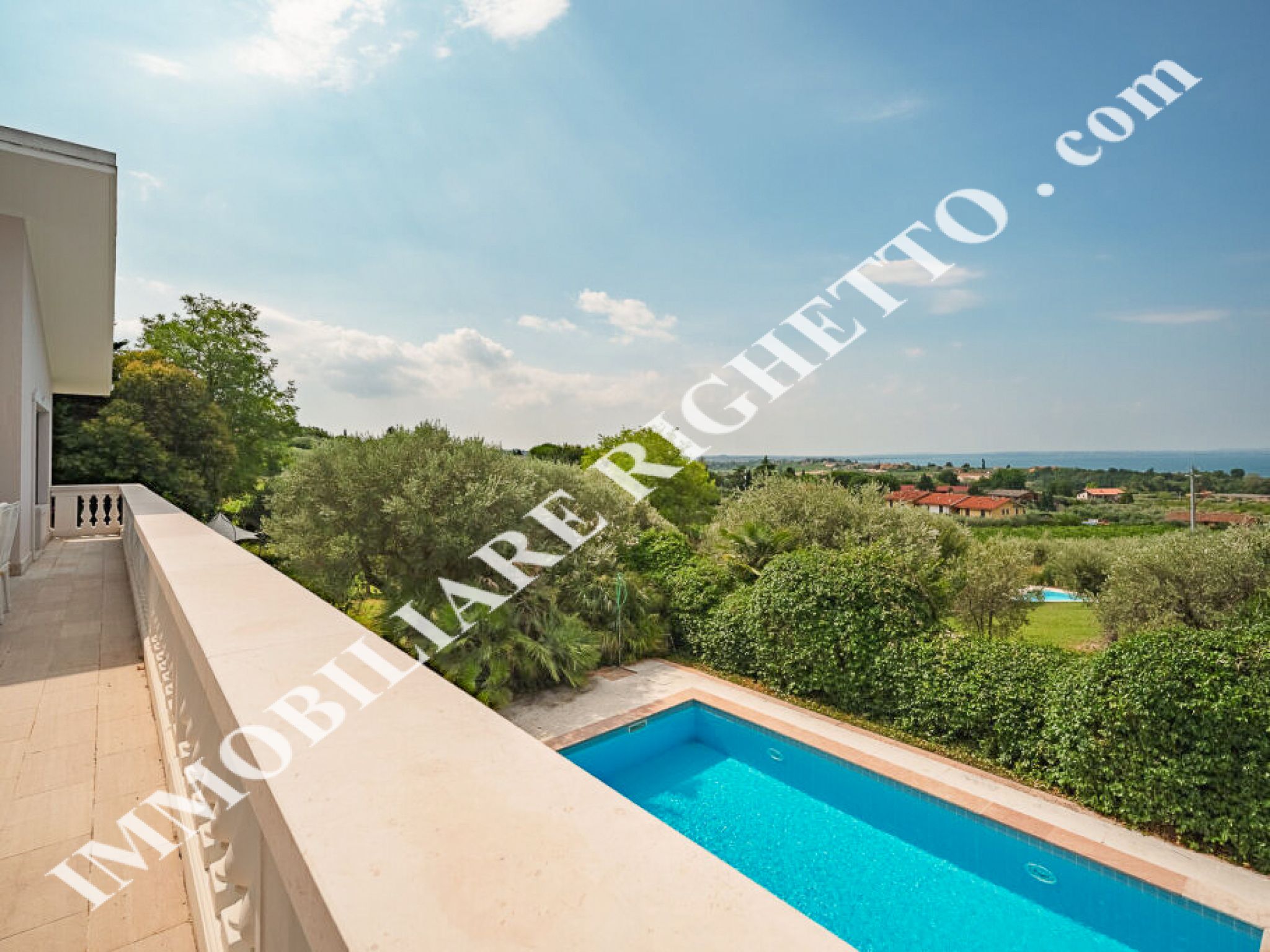offerta immobile in vendita Elegante villa singola con piscina.