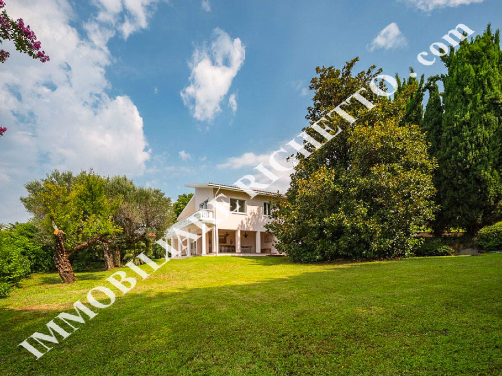 offerta immobile in vendita Elegante villa singola con piscina.