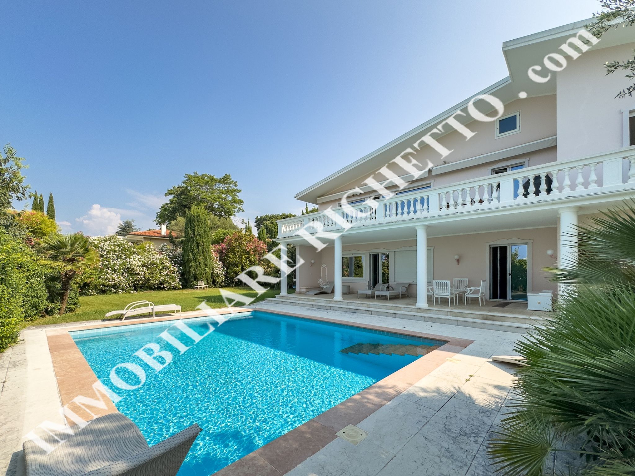 offerta immobile in vendita Elegante villa singola con piscina.