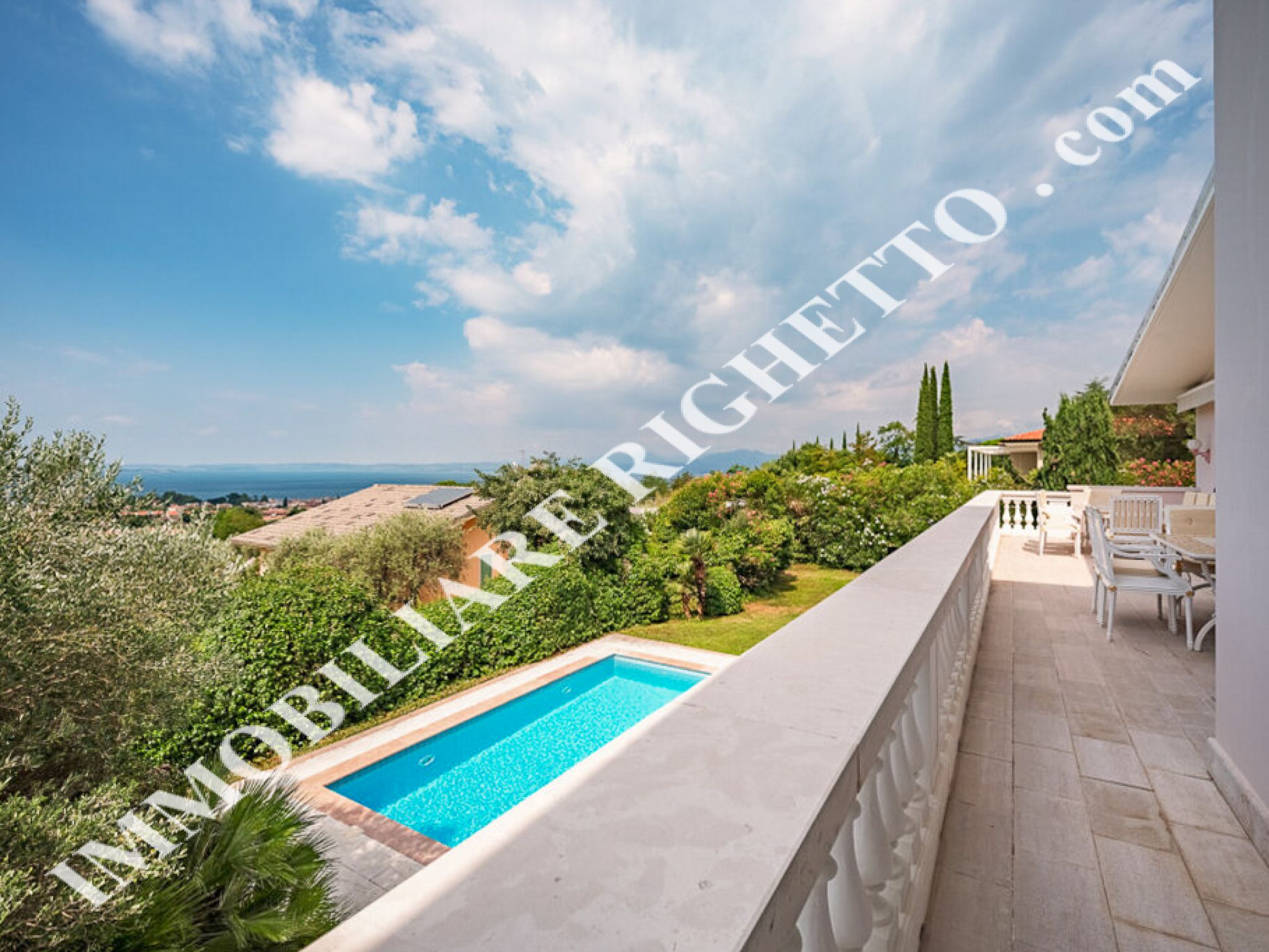 offerta immobile in vendita Elegante villa singola con piscina.