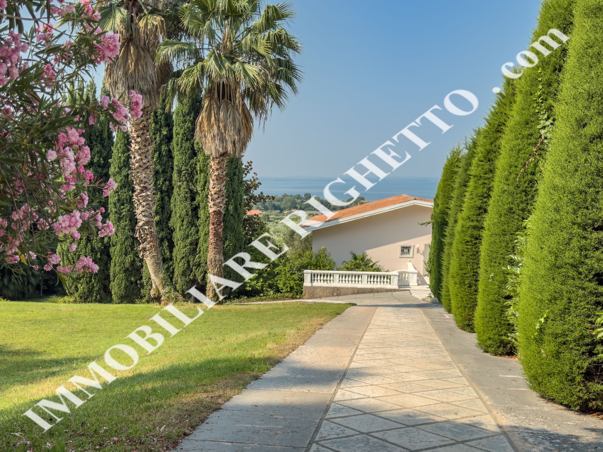 offerta immobile in vendita Elegante villa singola con piscina.