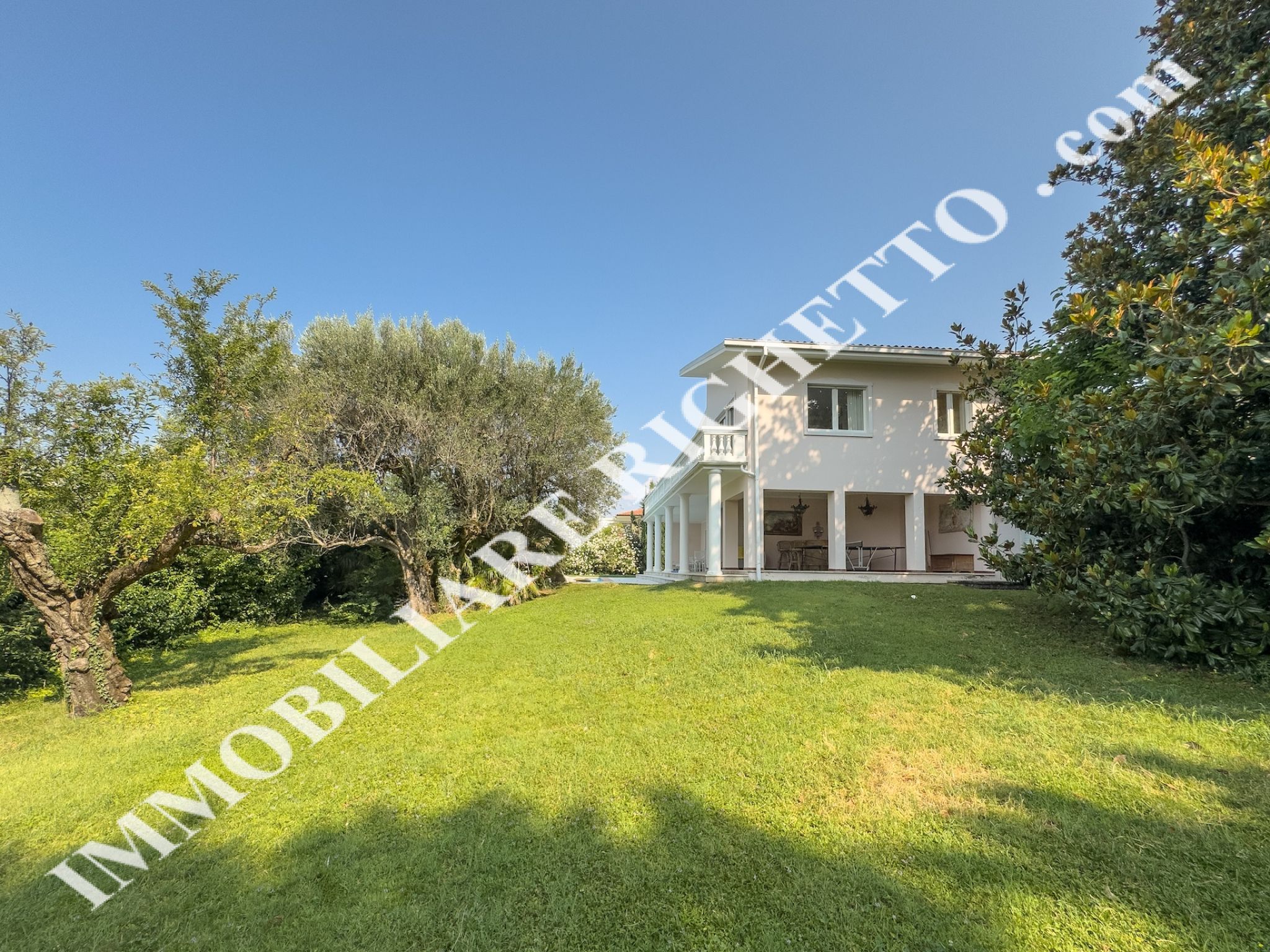offerta immobile in vendita Elegante villa singola con piscina.