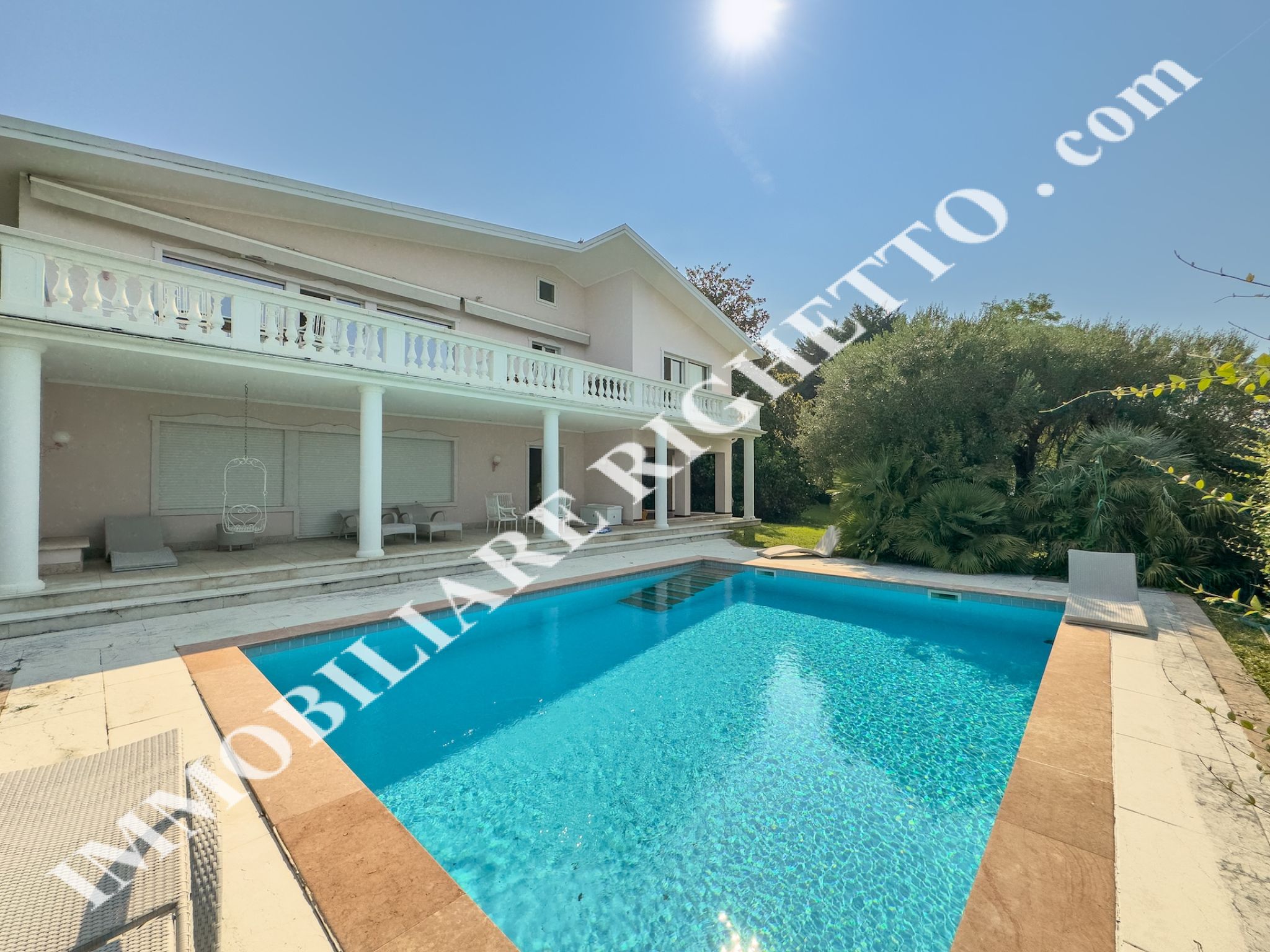 offerta immobile in vendita Elegante villa singola con piscina.