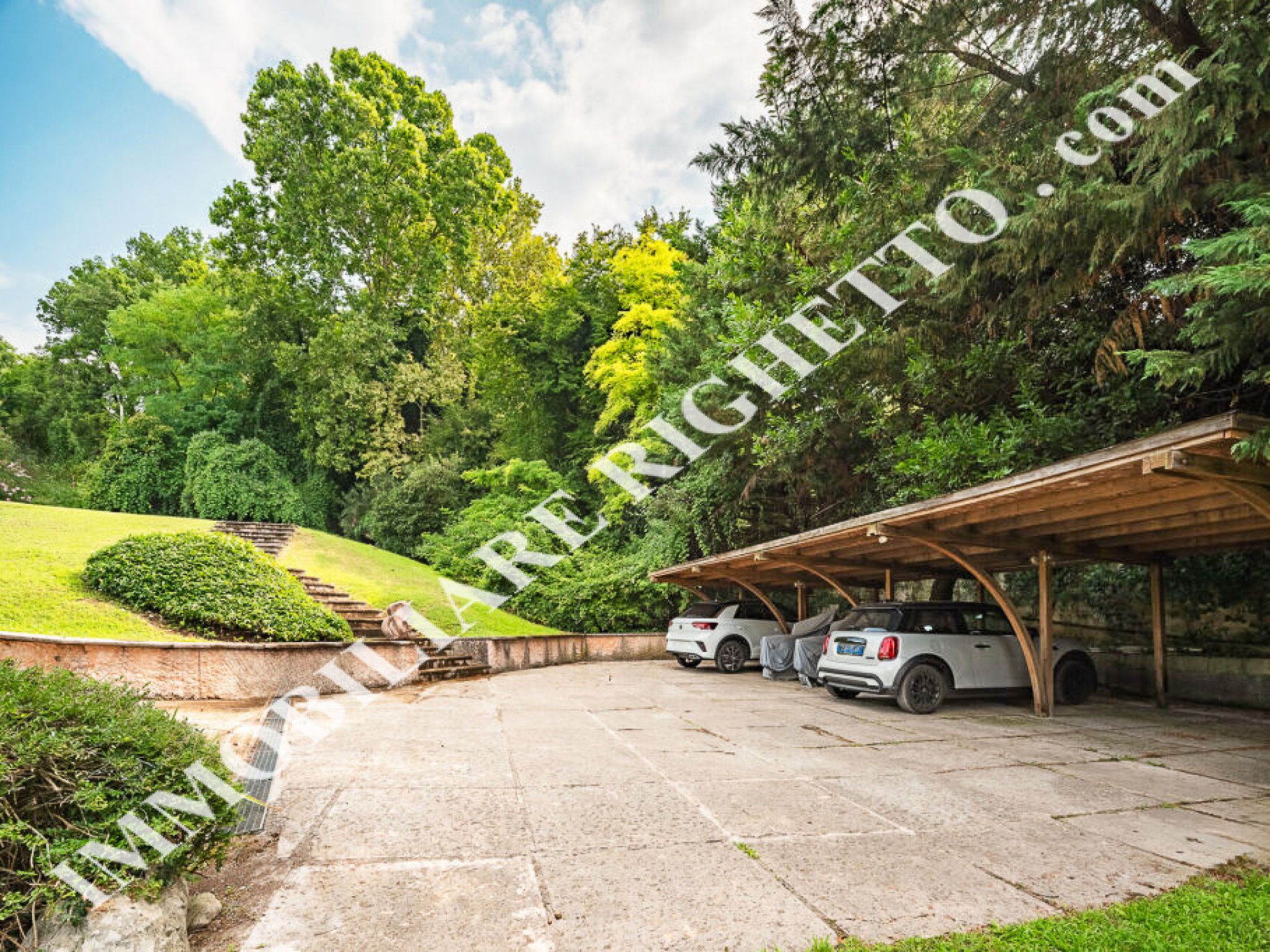 offerta immobile in vendita Elegante villa singola con piscina.