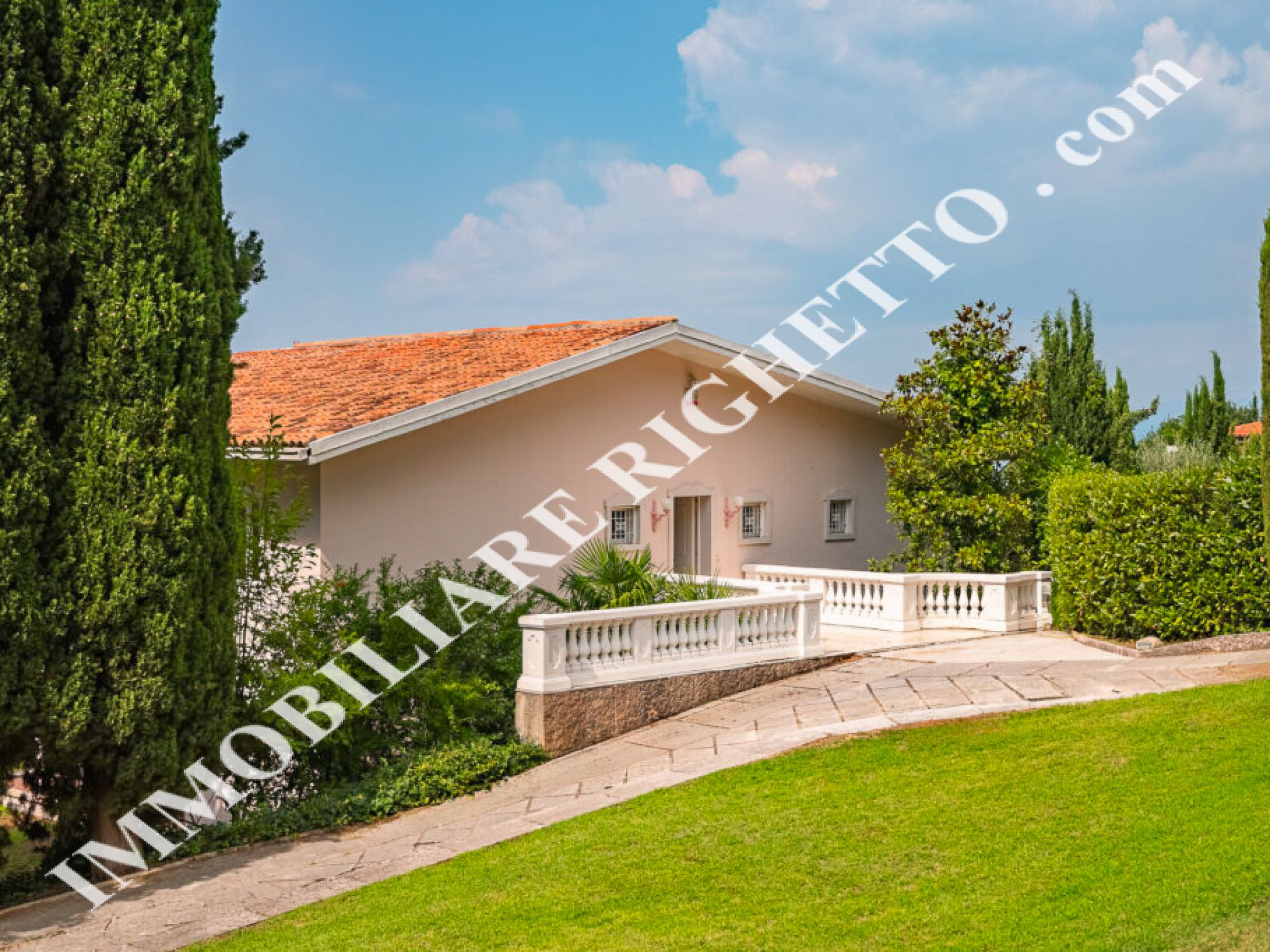 offerta immobile in vendita Elegante villa singola con piscina.