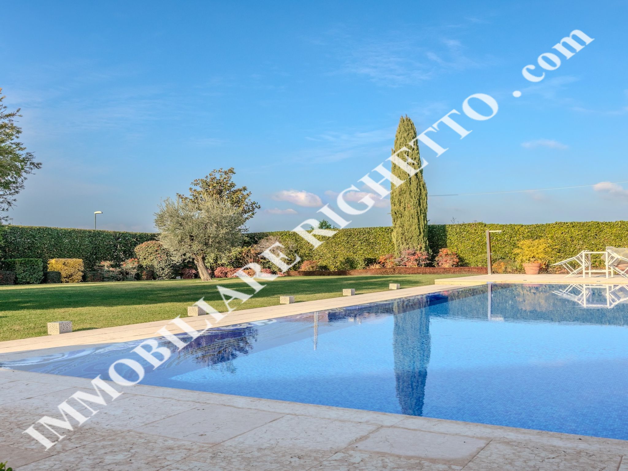 offerta immobile in vendita Splendida villa con piscina, a due passi dal Lago.