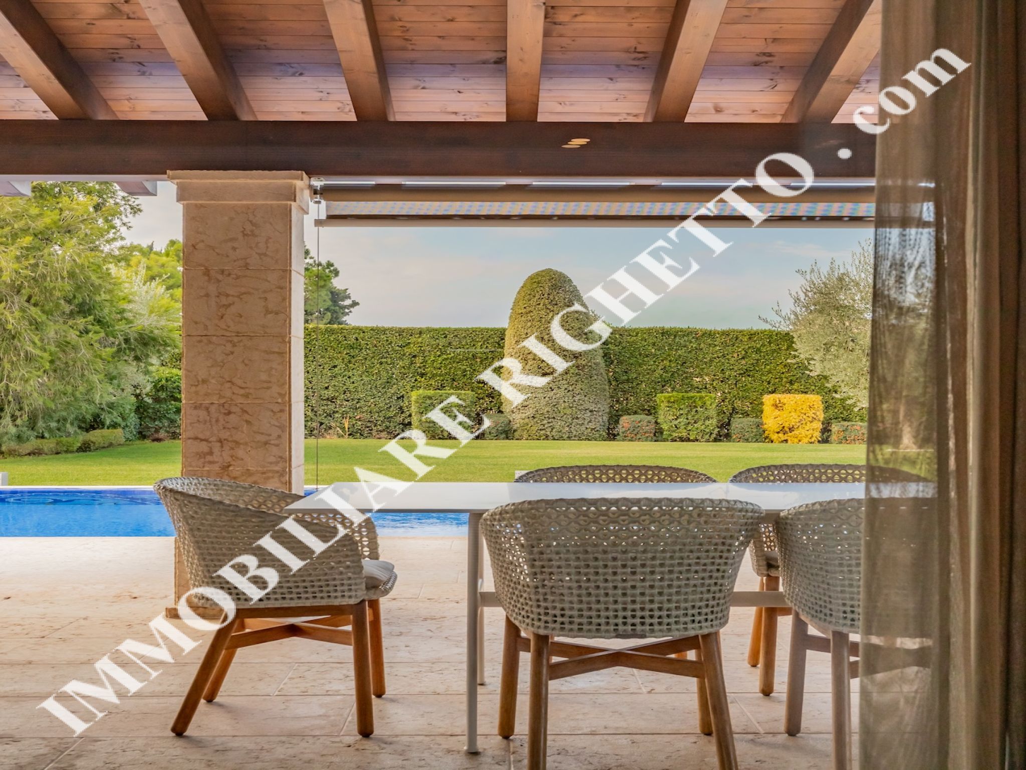 offerta immobile in vendita Splendida villa con piscina, a due passi dal Lago.