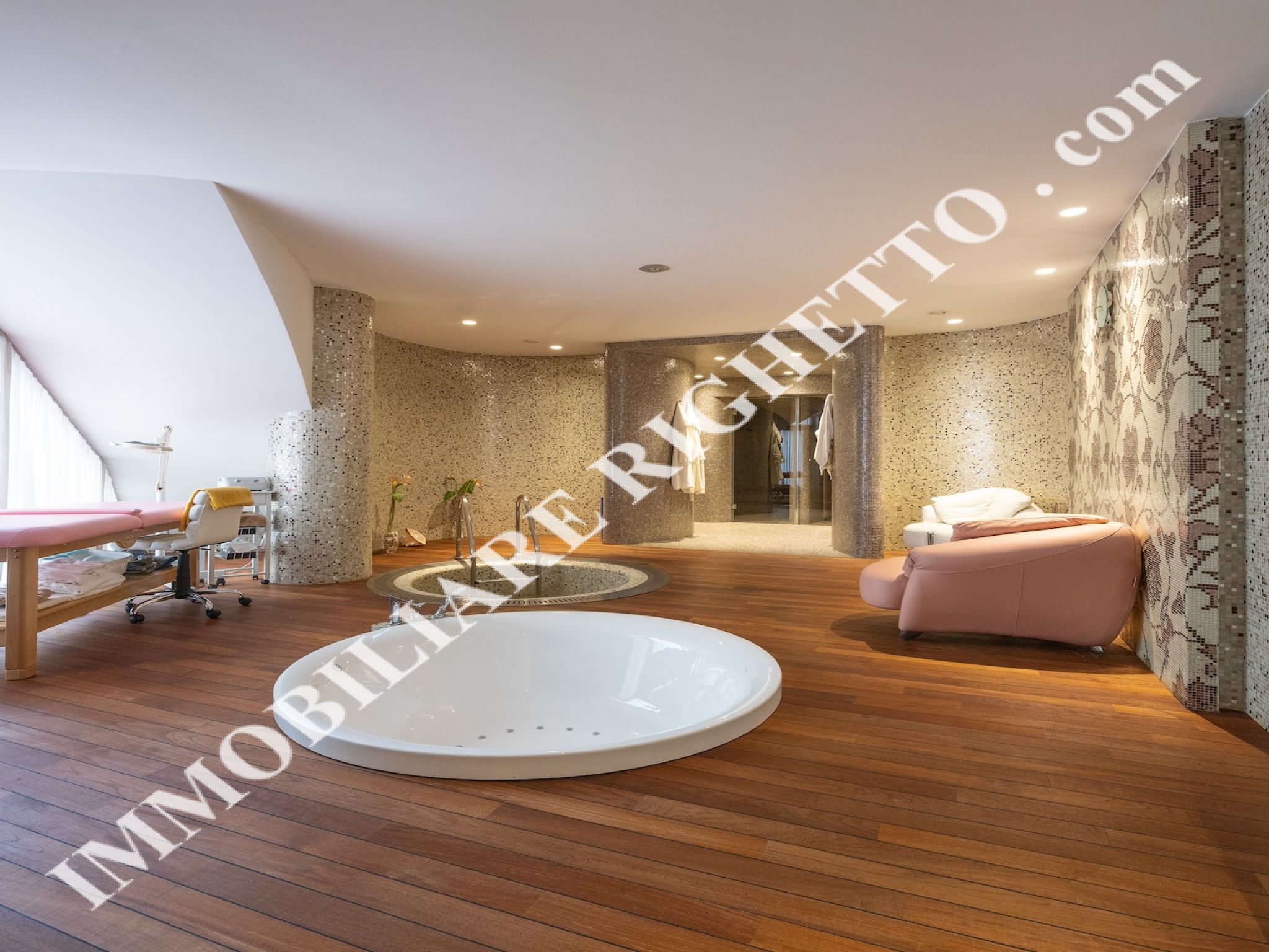 offerta immobile in vendita Splendida villa con piscina, a due passi dal Lago.