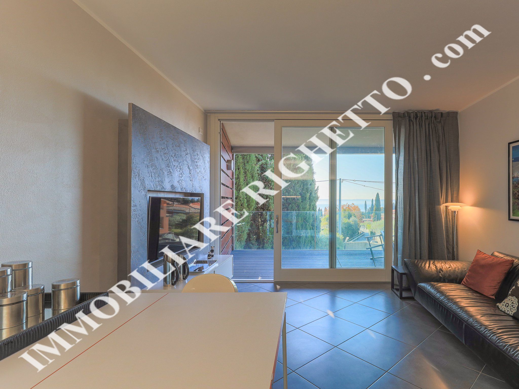 offerta immobile in vendita Appartamento trilocale con ampio terrazzo e VISTA LAGO.