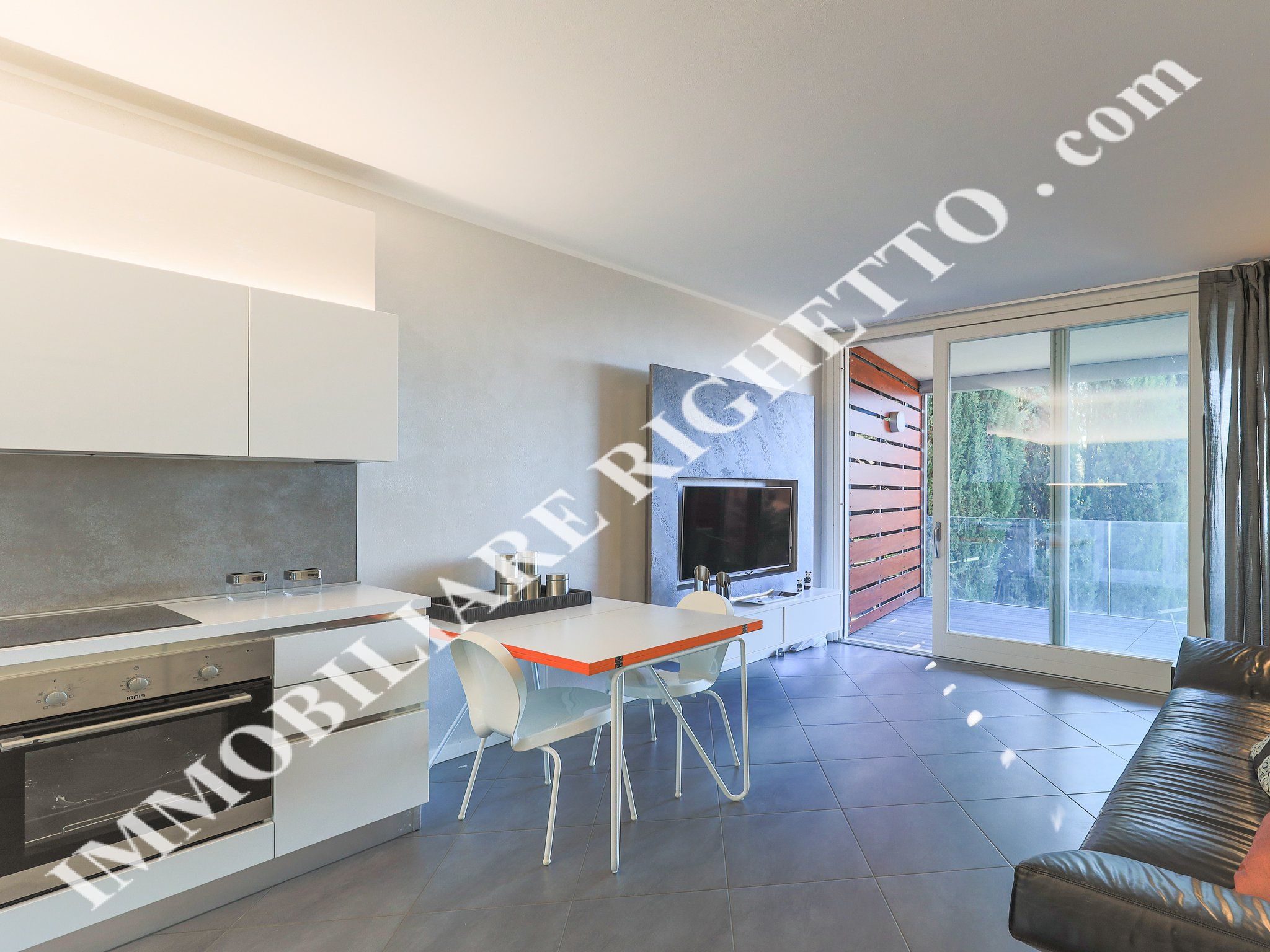 offerta immobile in vendita Appartamento trilocale con ampio terrazzo e VISTA LAGO.